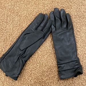 BNWOT genuine leather ladies gloves. Size 6.5